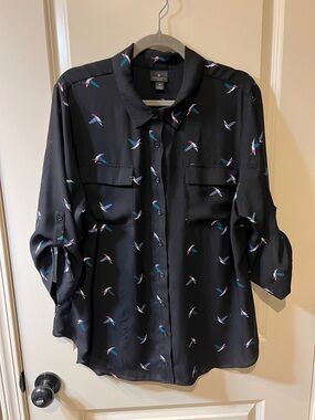 Worthington Black Button-Up Blouse. Teal & Pink Hummingbird Print  H006